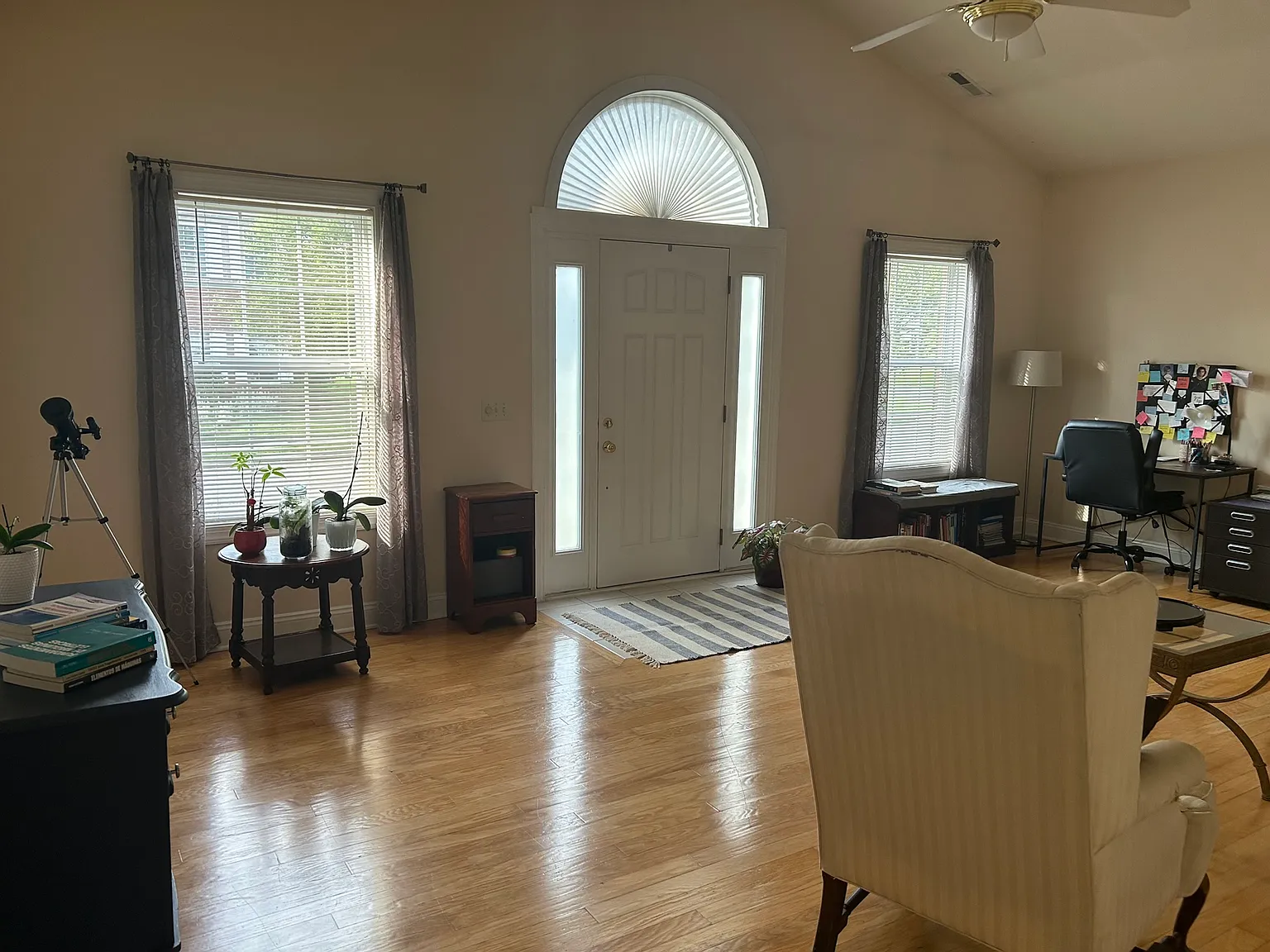 3 bed, 2.5 bath, 2016 sqft, $2,000 — Photo 2