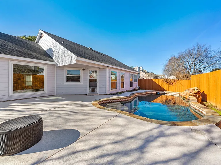 128 Overbrook Dr — Photo 1