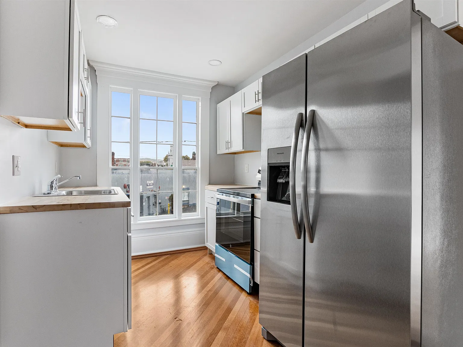 3 bed, 1100 sqft, $1,600 — Photo 3