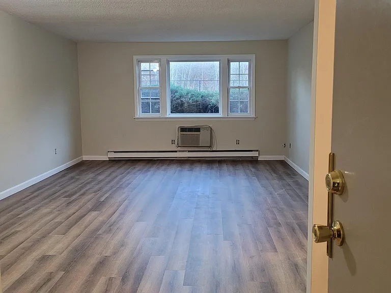 180 Main St #1 — Photo 2