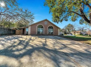 522 Cousins Ln, Arlington, TX 76012