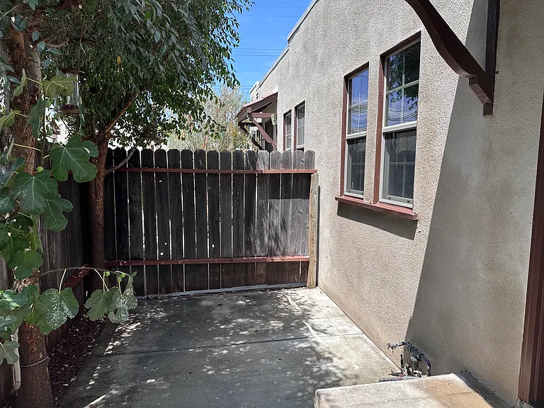 805 E Tujunga Ave — Photo 2