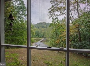 16 Comptons Ln, Great Cacapon, WV 25422