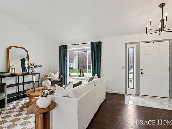 3rd image of 4748 Meadow Lake Dr SE