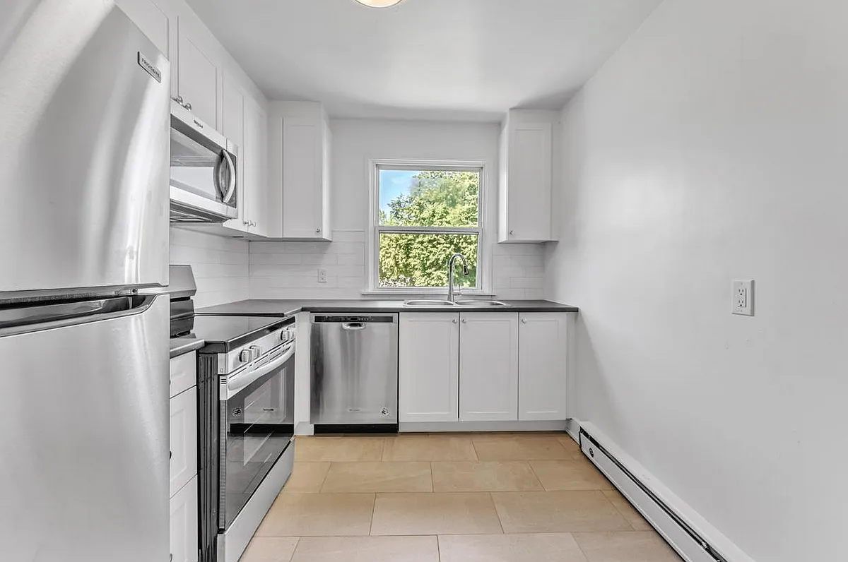 389 Yonge Street — Photo 1