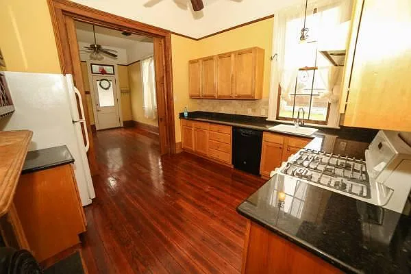 1 bed, 1.5 bath, 879 sqft, $1,700 — Photo 4