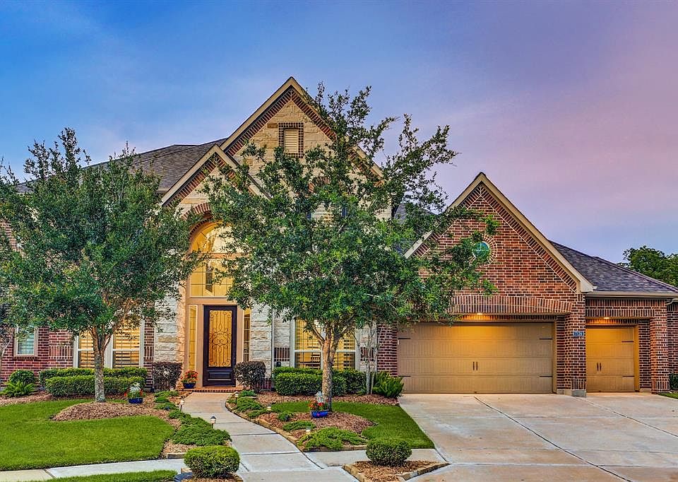 This beautiful Perry home has so much to offer: 5 spacious bedrooms (2 down), formal dining, study, huge family room, gourmet island kitchen, game room, media room, & 4 1/2 baths, WITH a 3 car attached garage AND a backyard paradise with a covered ou