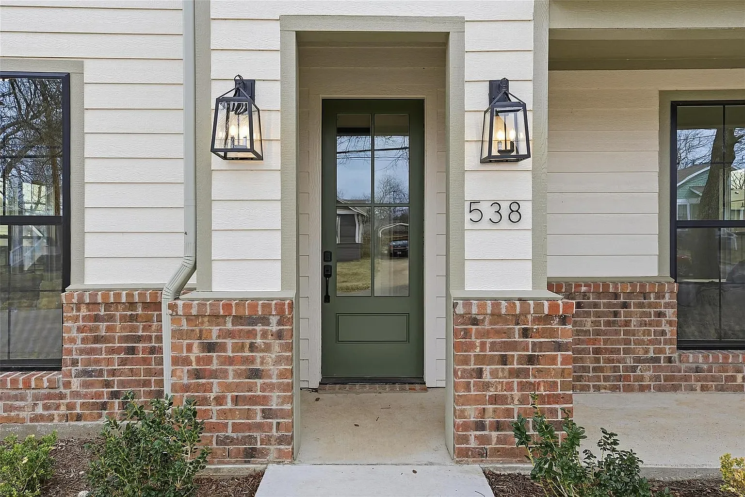 4 bed, 1919 sqft, $2,795 — Photo 2