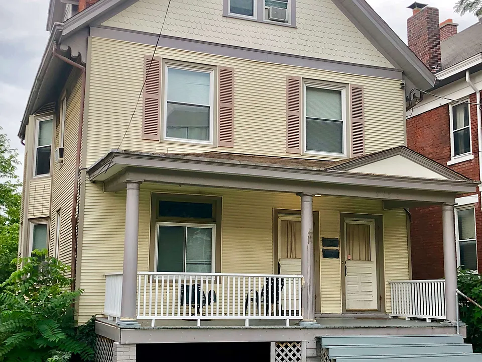 215 Lyon St