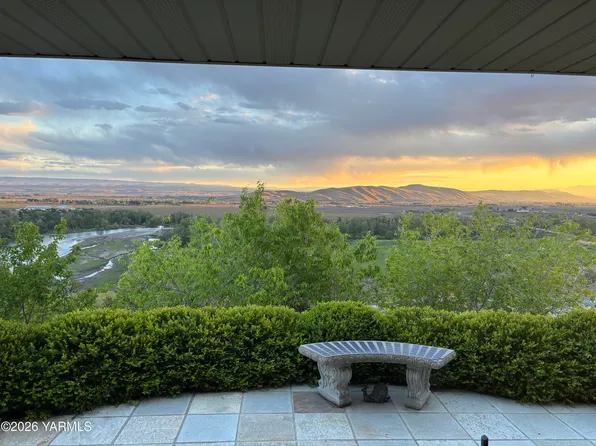 1106 Eagle Nest Dr, Granger, WA 98932
