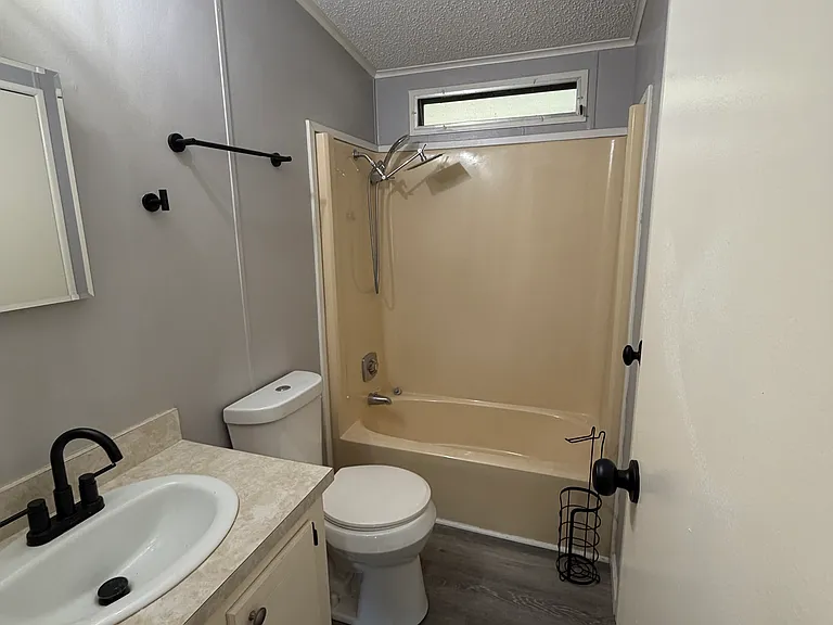 Guest bathroom with Shower tub combination