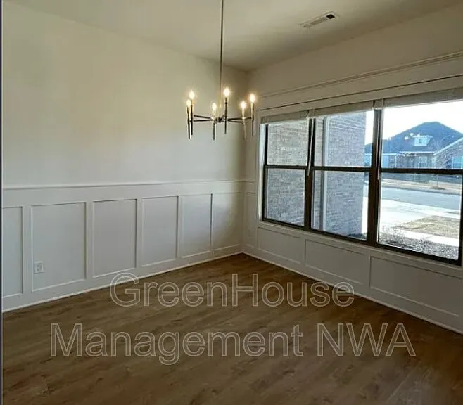 1574 Pershing St — Photo 4
