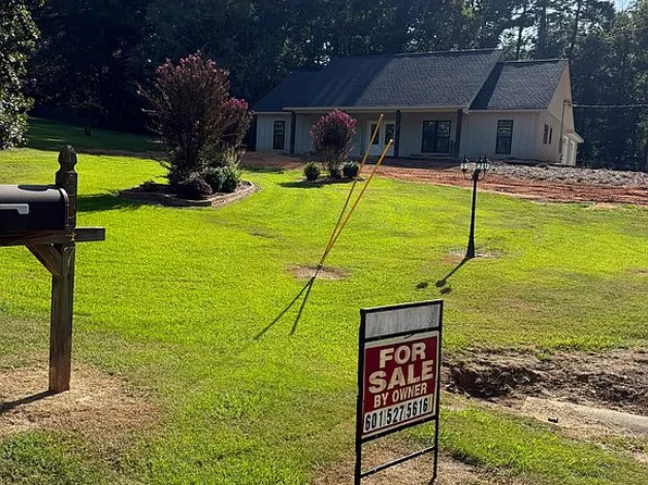 8047 Pinewood Dr, Meridian, MS 39305