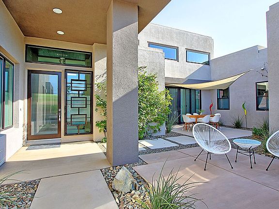 Front patio/ dining area