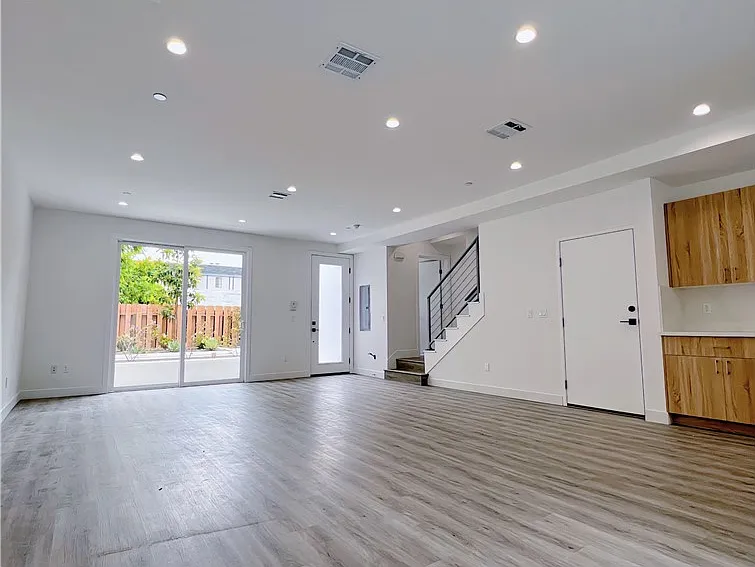 3 bed, 2.5 bath, 1520 sqft, $4,000 — Photo 3