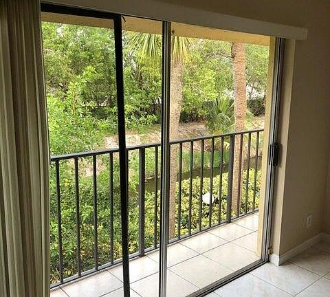 4th image of 2845 SW 22nd Ave #202