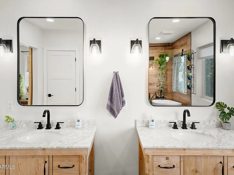 1027 W Peralta Ave — Photo 40
