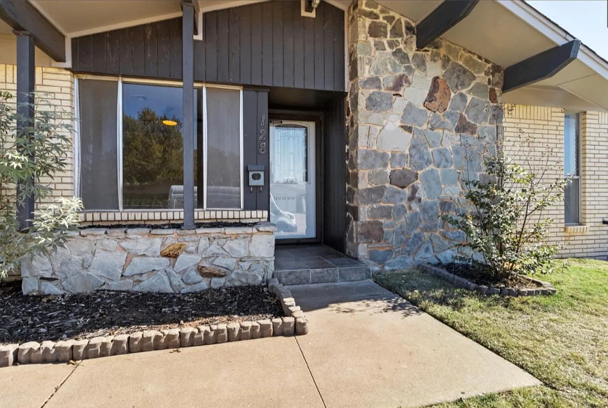 3 bed, 1173 sqft, $1,450 — Photo 1