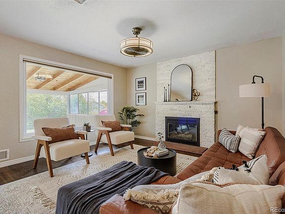 5th image of 910 E Briarwood Circle