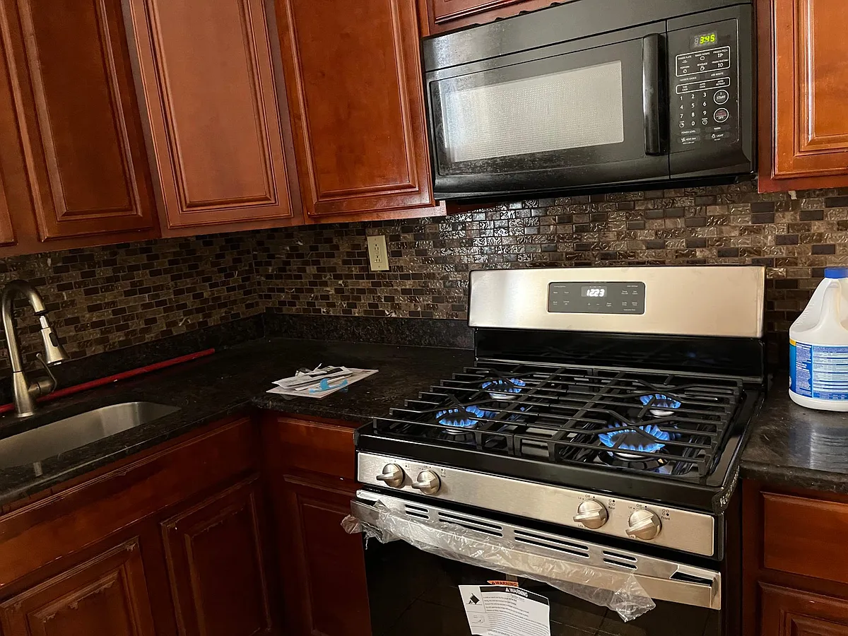 Newer gas range - S 7th St