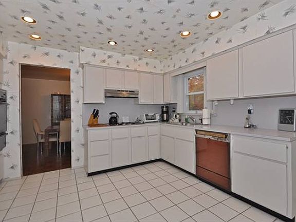 Eat-in Kitchen