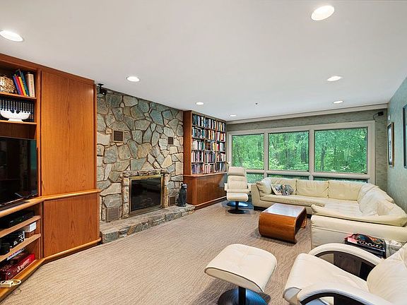 5th image of 125 Merrick Ave