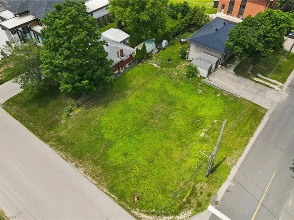 46 Daniel Ave, Kitchener, ON N2K 1E9