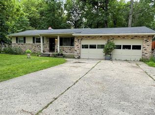 13204 Torrey Rd, Fenton, MI 48430