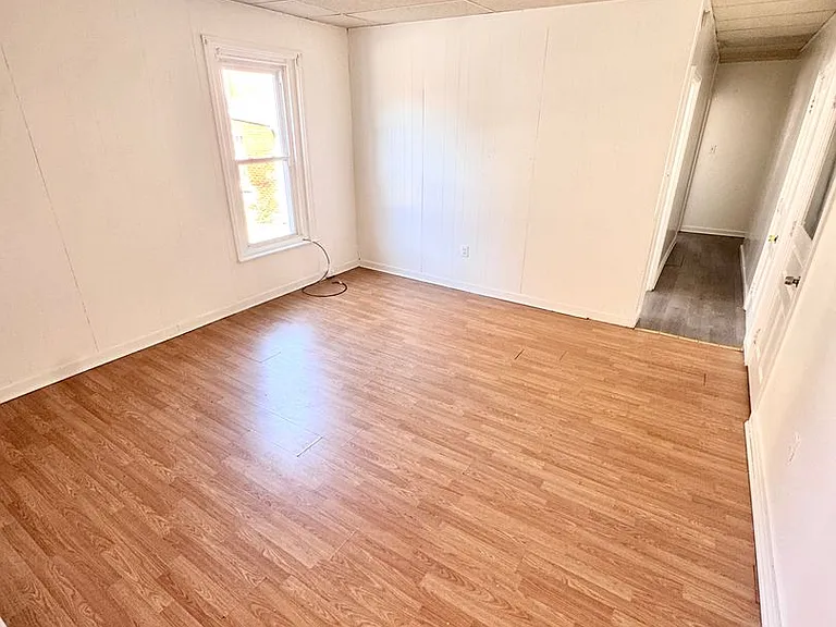 535 W Tilghman St — Photo 2