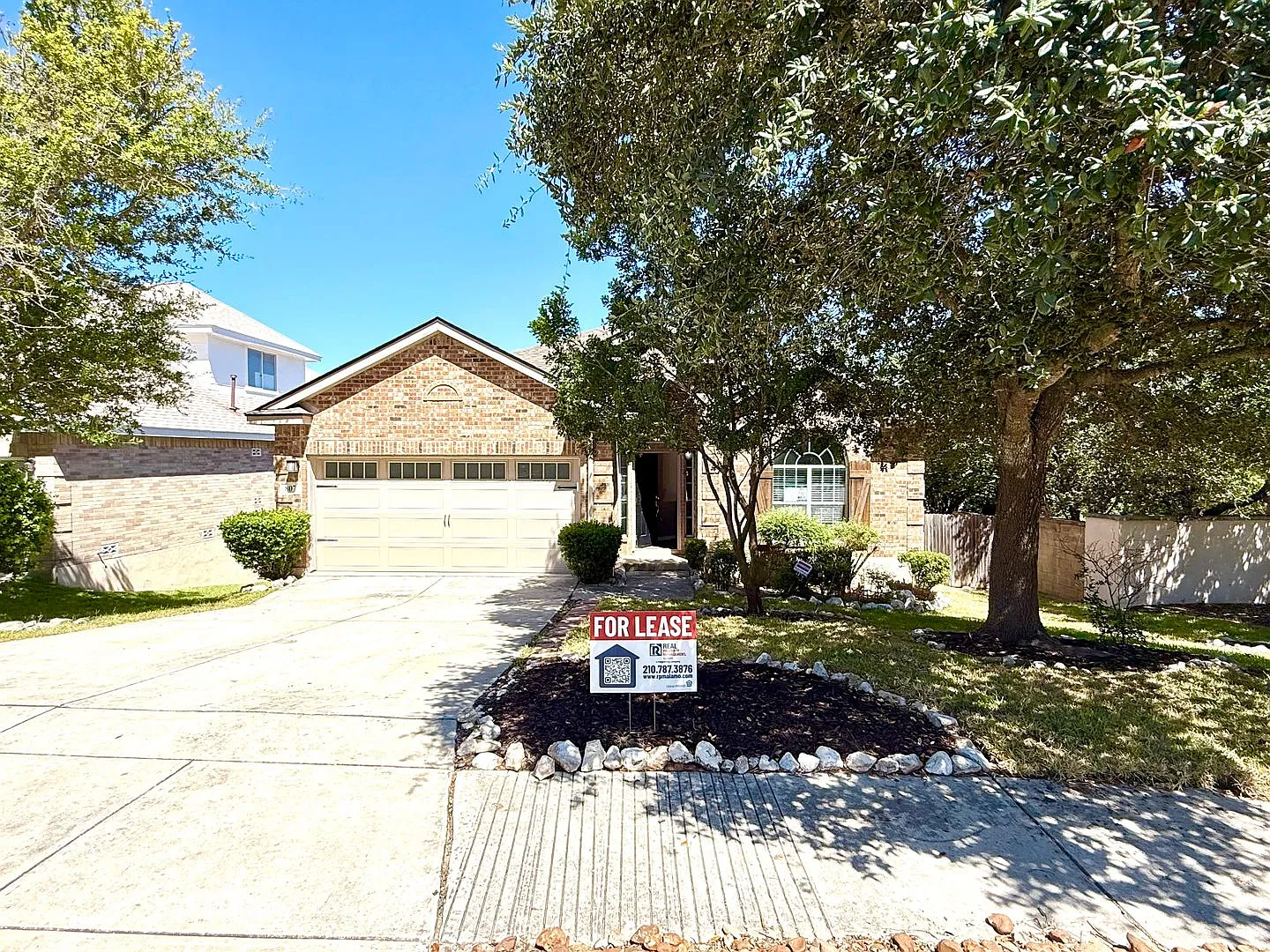 *Move In Special* 3br/2ba In Gated Promontory Pointe | Stainless Appliances | 2-Car Garage! — Photo 2