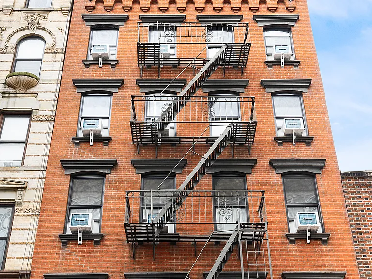 216 E 6th St #2R — Photo 9