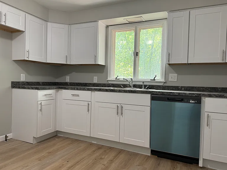 33 Midway Ave — Photo 5