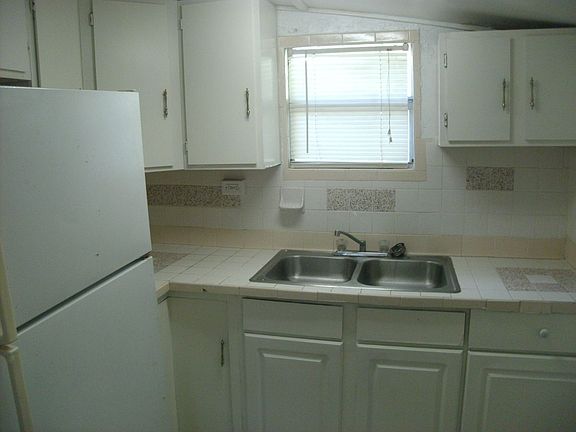 4th image of 529 Elm St