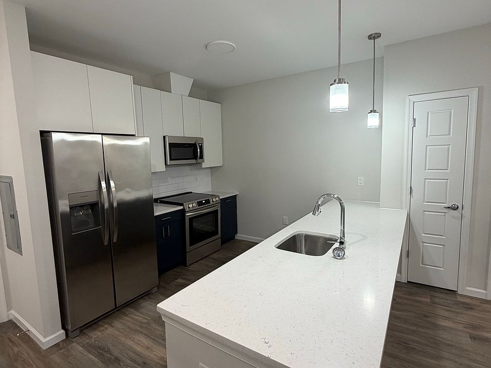 1st image of 315 Lake St #402
