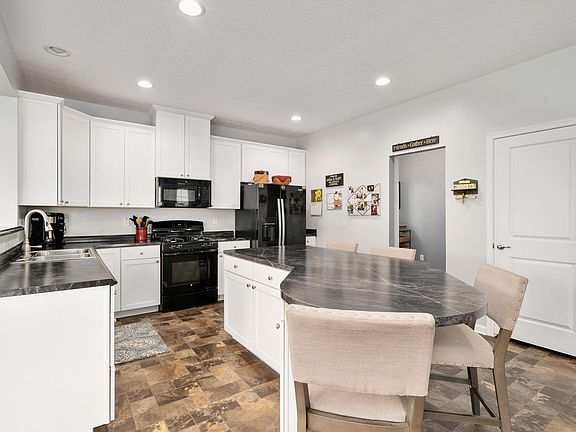 5th image of 135 Stirling Way
