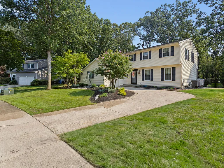 306 Candlewood Ln — Photo 1