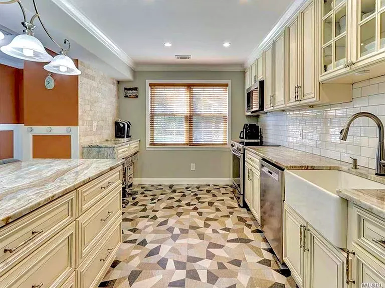 15 Manors Dr — Photo 4