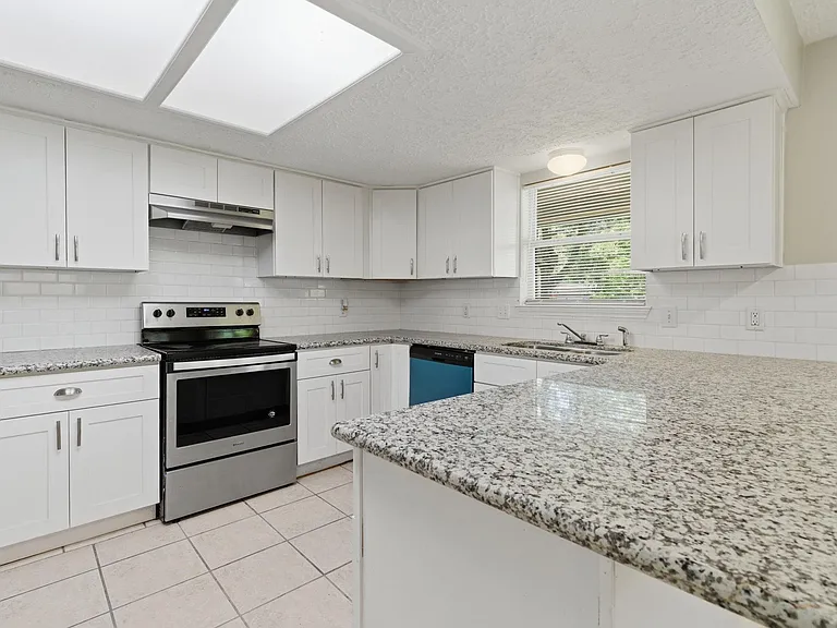 1122 Tigris Ln — Photo 6
