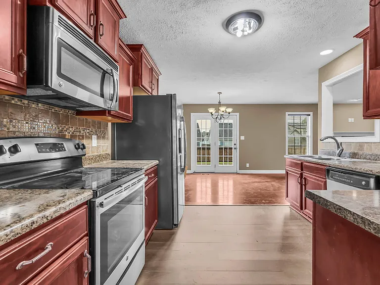 563 Falkland Cir — Photo 16
