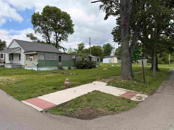 315-311 W Division St, Oakland City, IN 47660