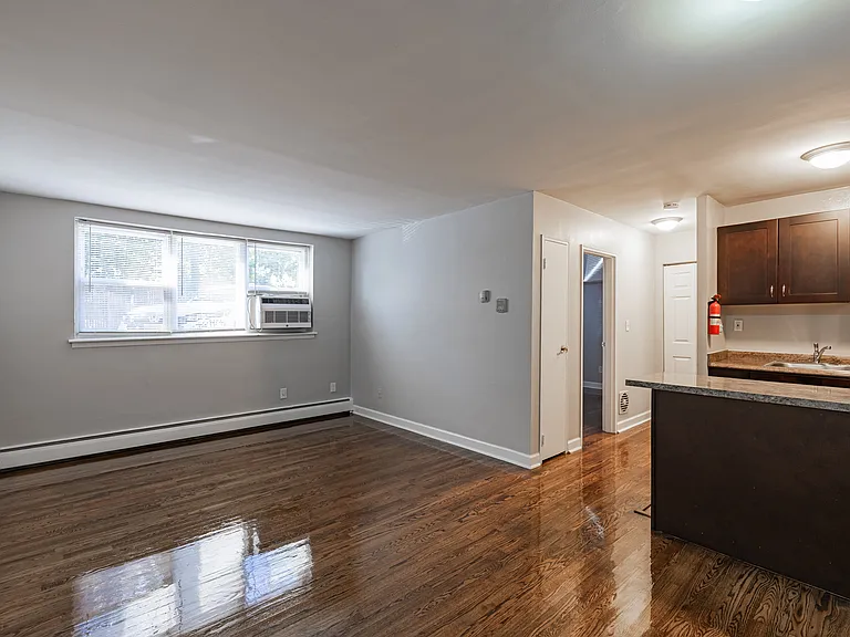Hamilton Apartments — Photo 14