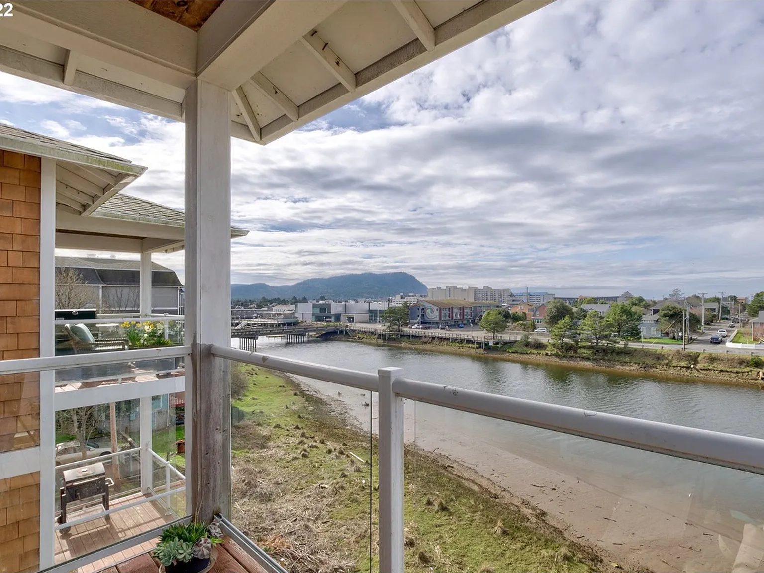 2 Bedroom, 2 Bath.. Location Location Location.... River Views!! — Photo 4