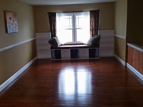 12x16 Living Room w/built in