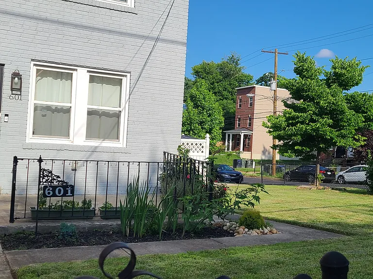 601 44th St NE — Photo 28