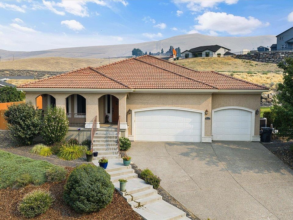 1st image of 215 SW Mariposa Ct