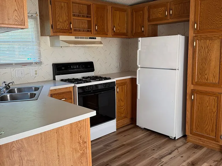 2414 E Main St — Photo 3