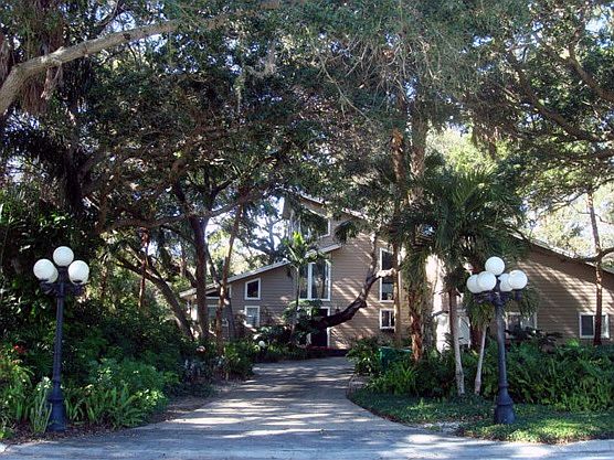 1st image of 1211 Royal Palm Dr S