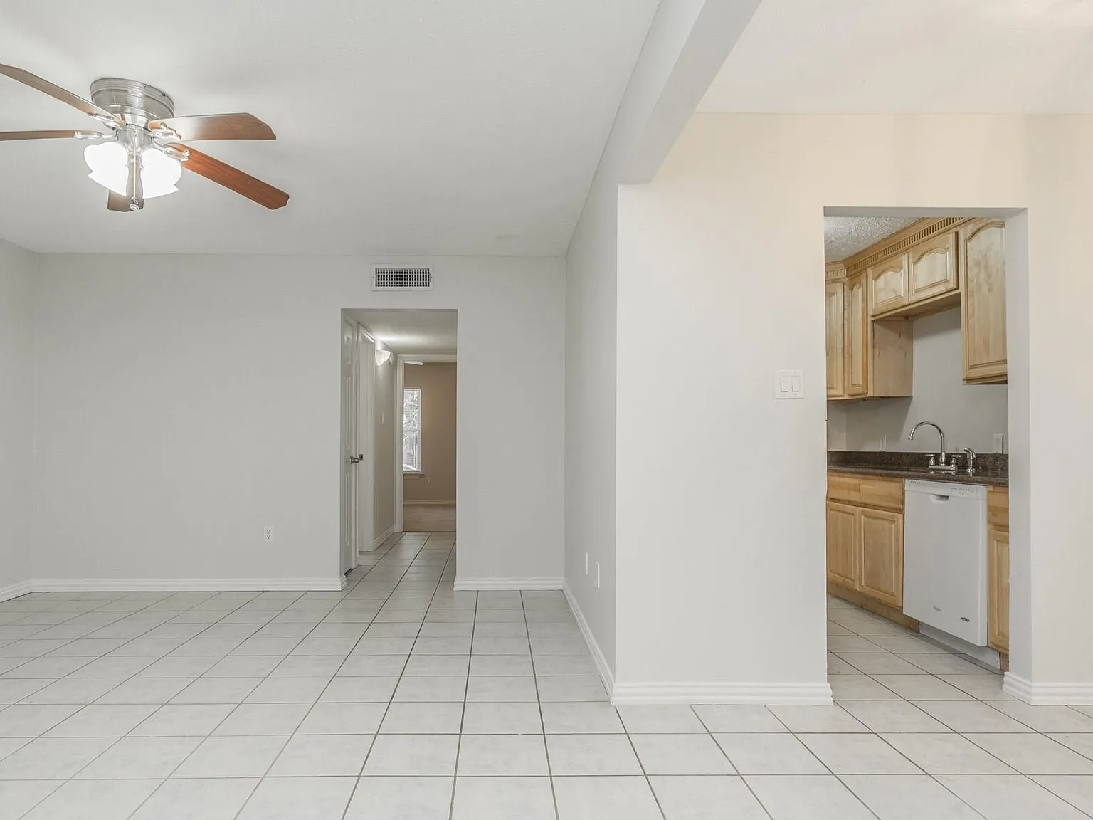 2 bed, 1.0 bath, 750 sqft, $1,200 — Photo 2