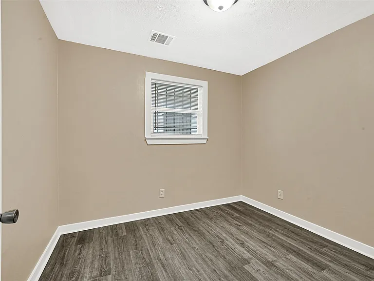 305 N Live Oak St — Photo 8