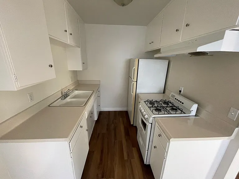 70 N Meridith Ave #6 — Photo 4